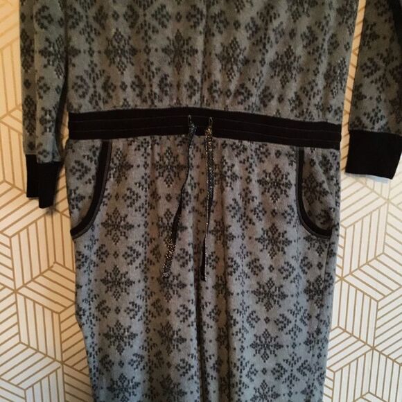 Kenzie Furry Snow Flakes Onsie. Size Small. - Picture 2 of 8